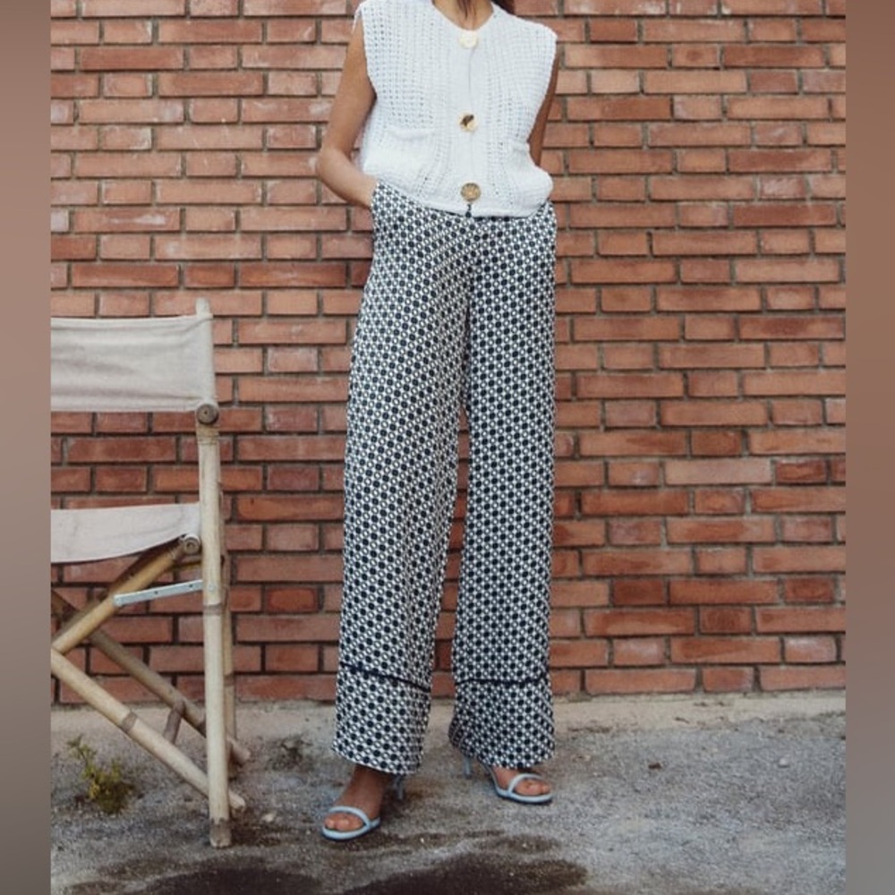 GEOMETRIC PRINT WIDE LEG PANTS
935 0/2298/023/935/03
1 UNIT / 49.90 USD
M